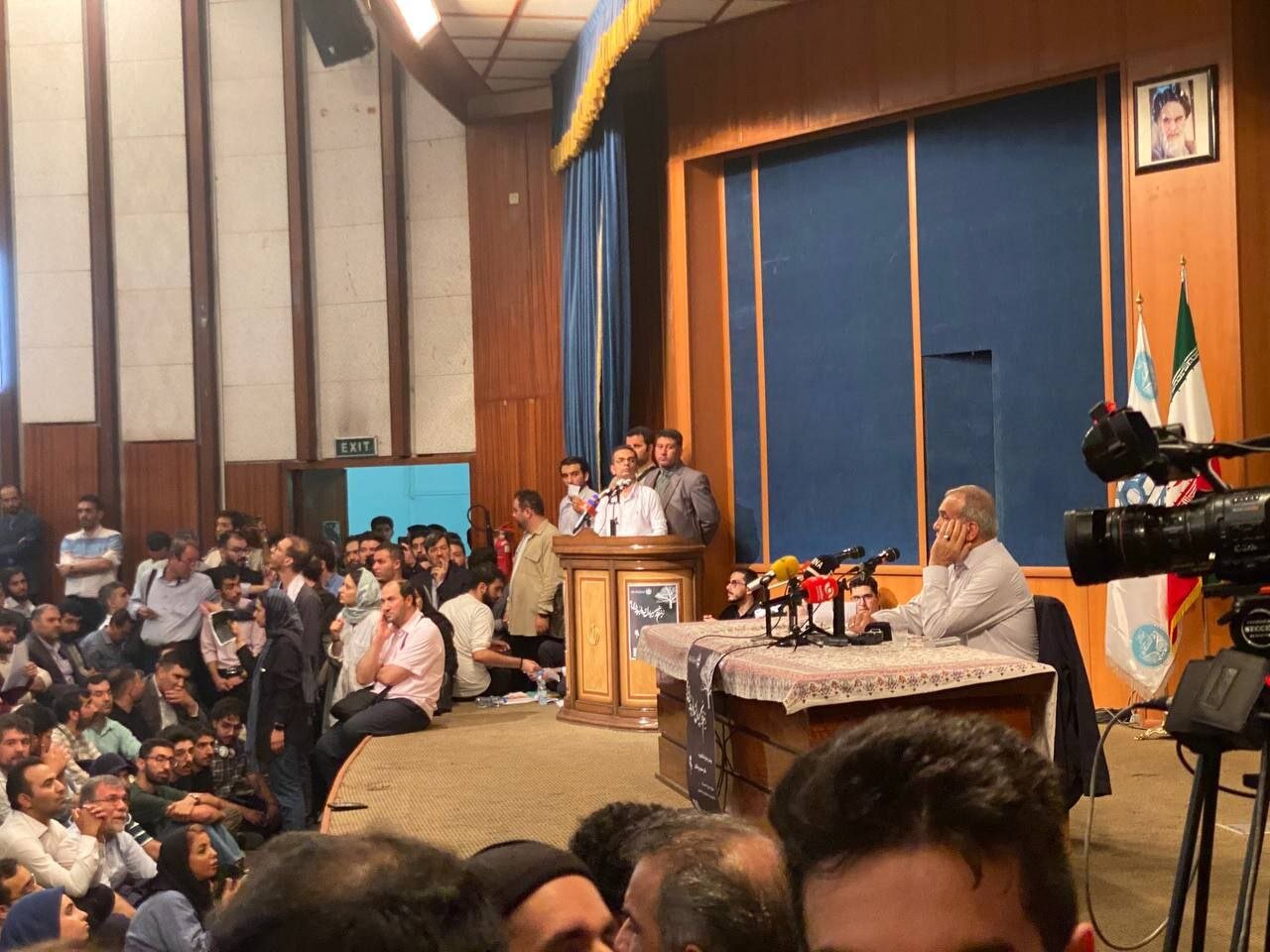 پزشکیان دانشگاه تهران را تکان داد /موج حضور دانشجویان در سالن سخنرانی +عکس