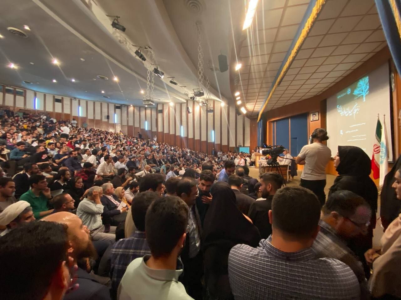 پزشکیان دانشگاه تهران را تکان داد /موج حضور دانشجویان در سالن سخنرانی +عکس