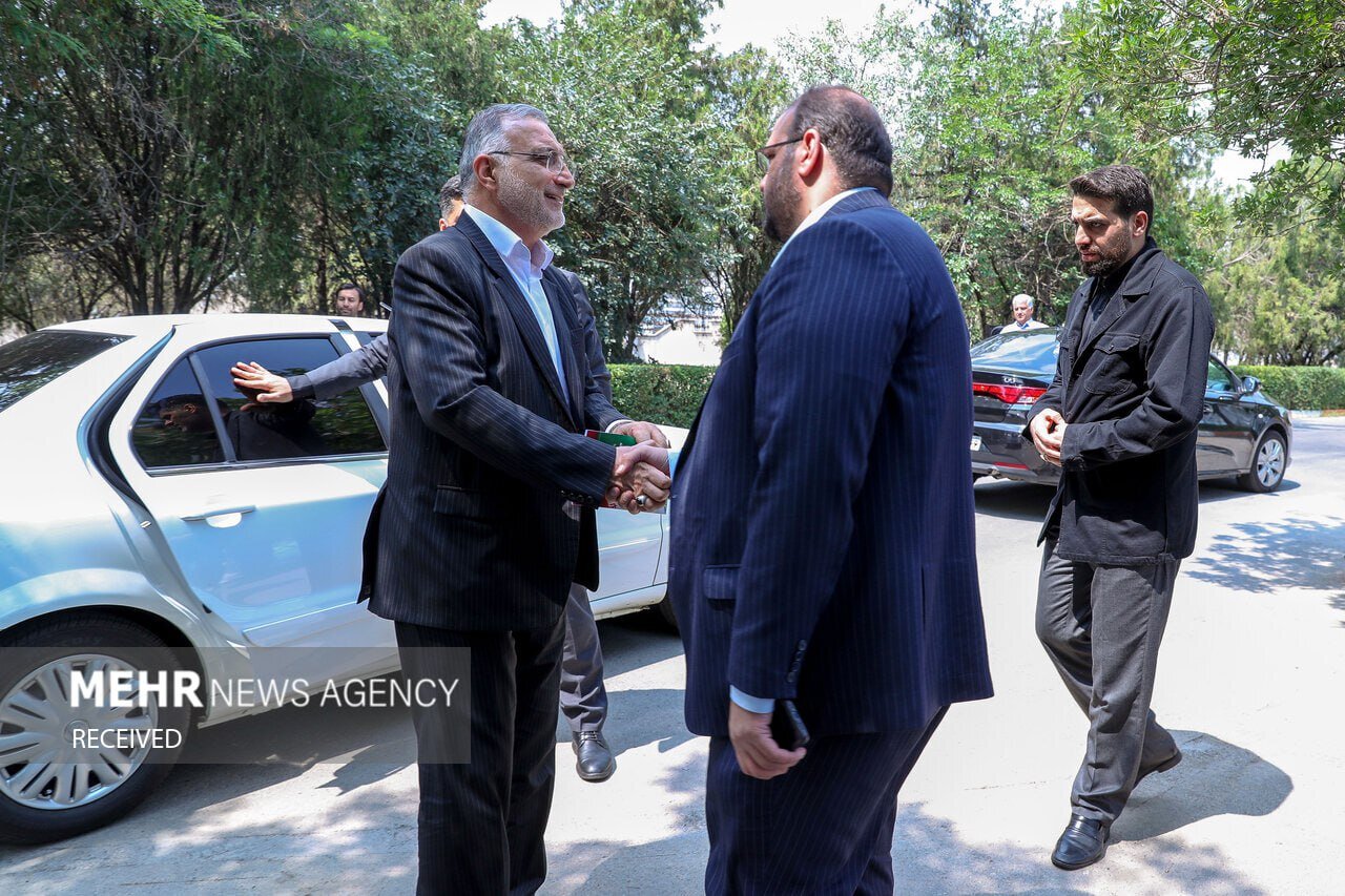 زاکانی با این ماشین سفیدرنگ به میزگرد سیاسی رفت؛ مدل ماشین او را میتوانید حدس بزنید؟(تصاویر)