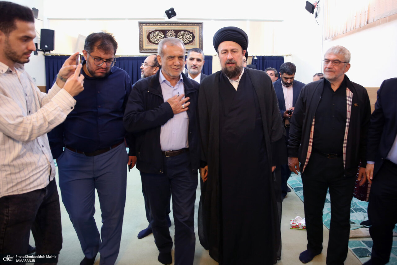 عکسی از کاندیدای اصلاح طلبان در آغوش سیدحسن خمینی /نبیره امام هم بود