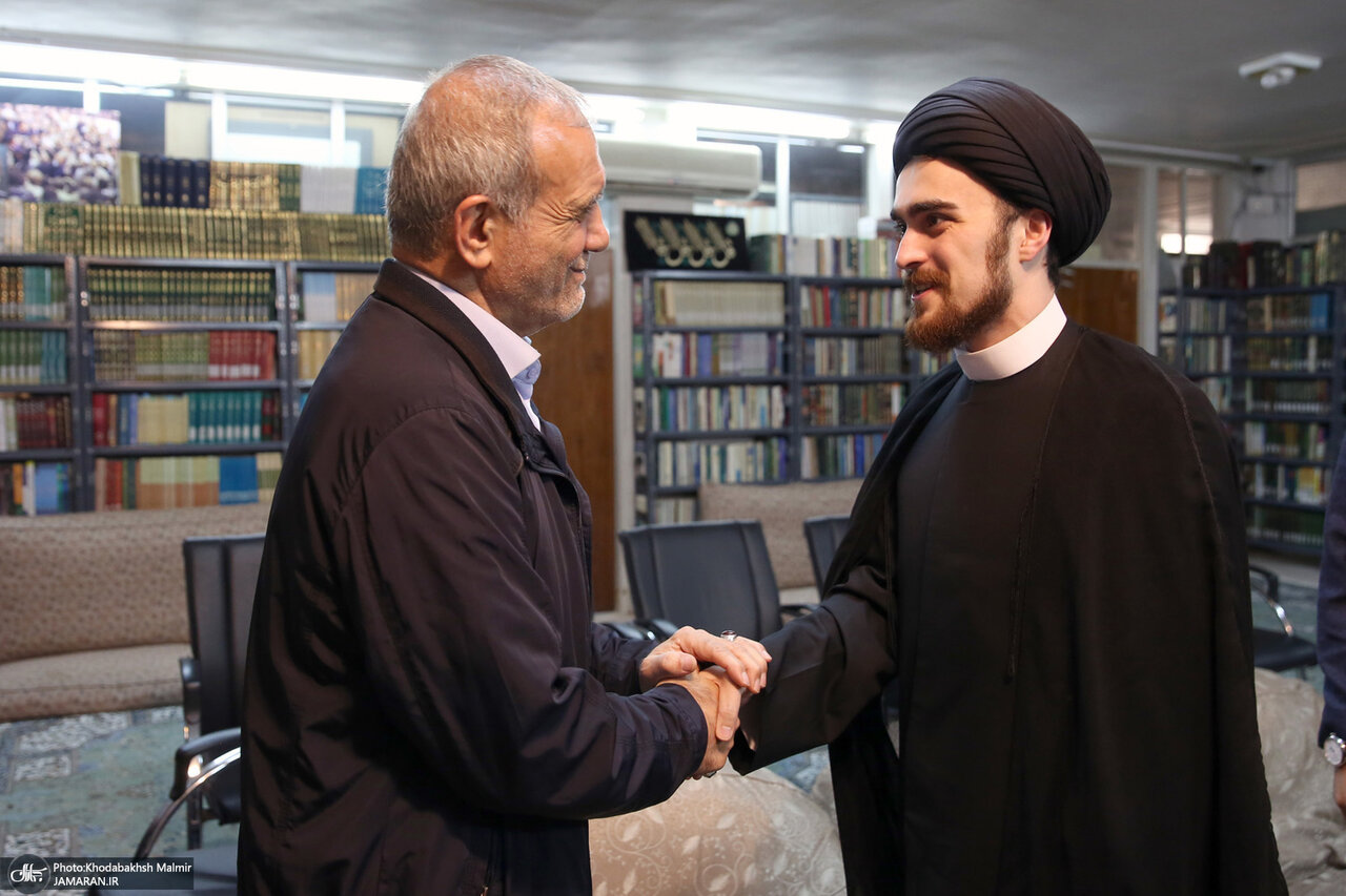 عکسی از کاندیدای اصلاح طلبان در آغوش سیدحسن خمینی /نبیره امام هم بود