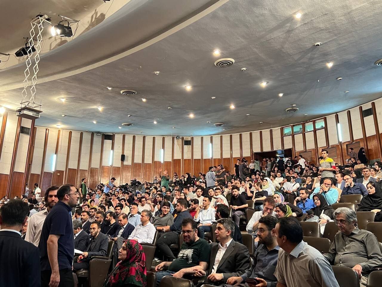 گزارش میدانی از یک نشست/ فضای گفت‌وگوی پزشکیان و دانشجویان چطور بود؟/ « آقای دکتر جای این حرف‌ها جواب سوالات را بدهید»