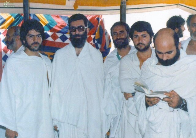 تصویری از رهبر انقلاب در لباس احرام