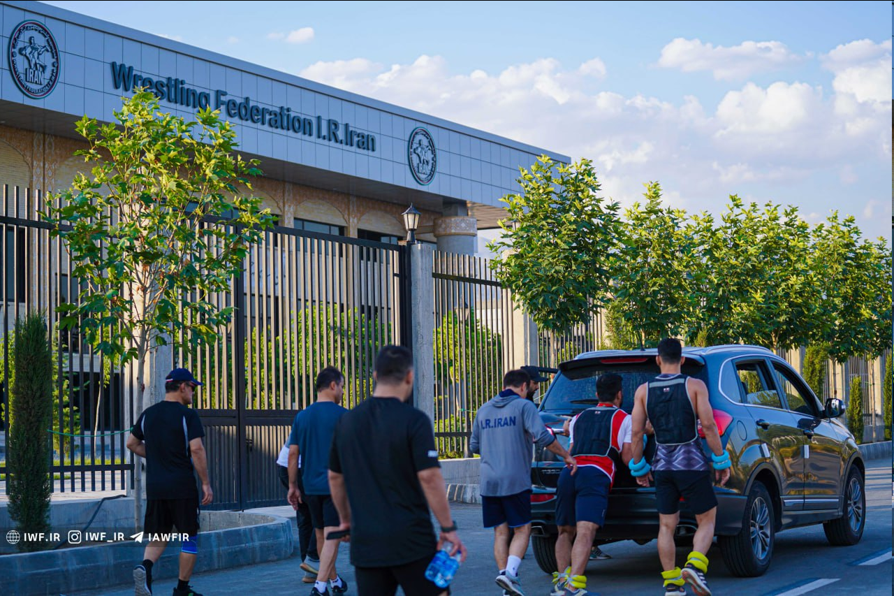 عکس| از هل دادن شاسی بلند تا کشتی گرفتن روی تپه/ تمرین متفاوت تیم ملی کشتی فرنگی بزرگسالان