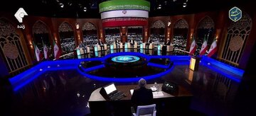 صندلی‌های مناظره از مجمع اقتصاد جهانی الگوگیری شده است؟