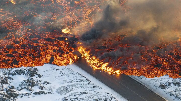 ببینید | جاده‌ای در ایسلند پس از فوران آتشفشان