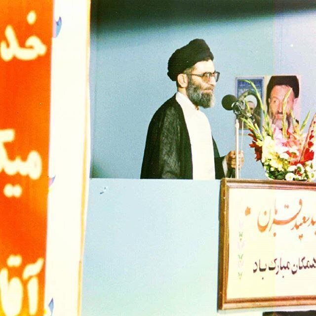 عکسی کمتر دیده شده از رهبر انقلاب در دوران ریاست جمهوری شان