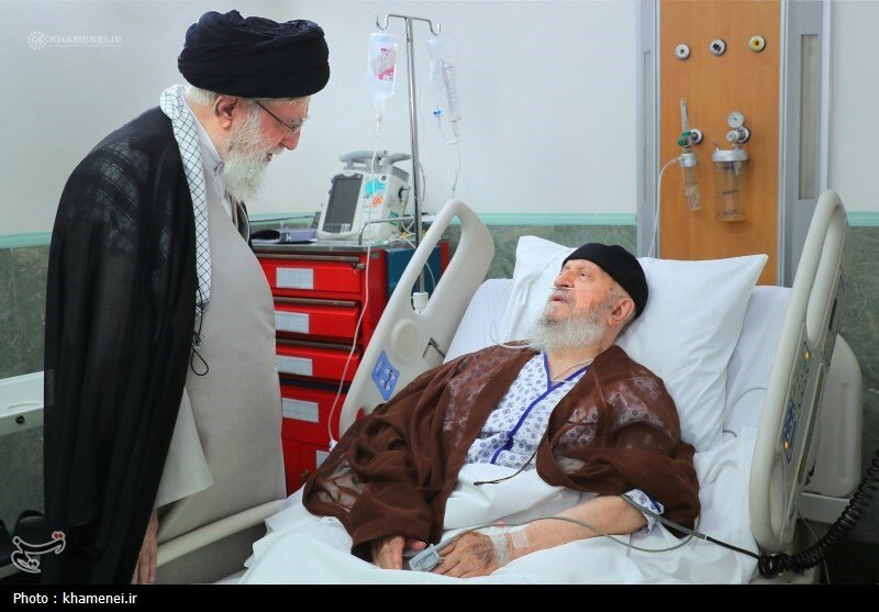 تصاویری جدید از عیادت رهبری از آیت الله مکارم شیرازی