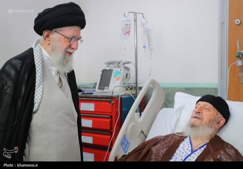 تصاویری جدید از عیادت رهبری از آیت الله مکارم شیرازی