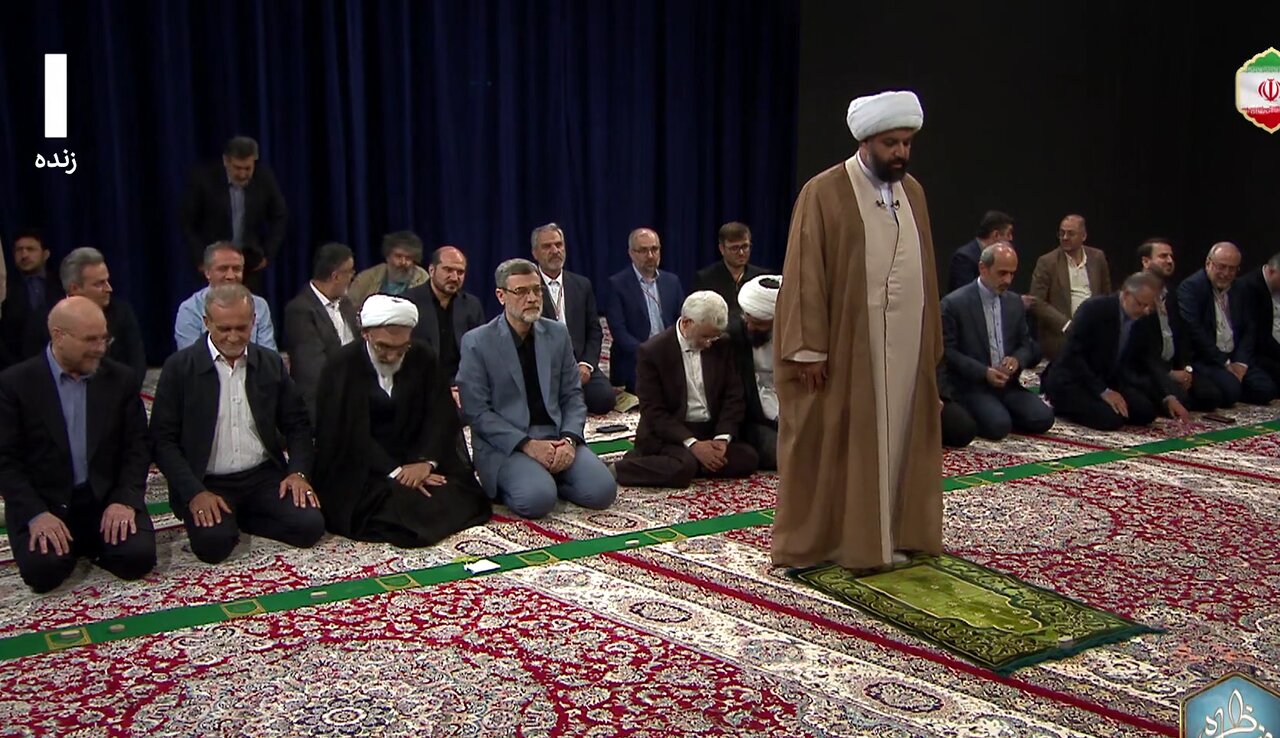 تصاویری از ۶ کاندیدای انتخابات در صف نماز جماعت /کاندیداها به چه کسی اقتدا کردند؟