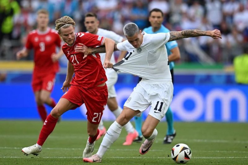 ببینید | ذوق گزارشگر اسلوونی به اولین گل کشورش مقابل دانمارک در مسابقات یورو