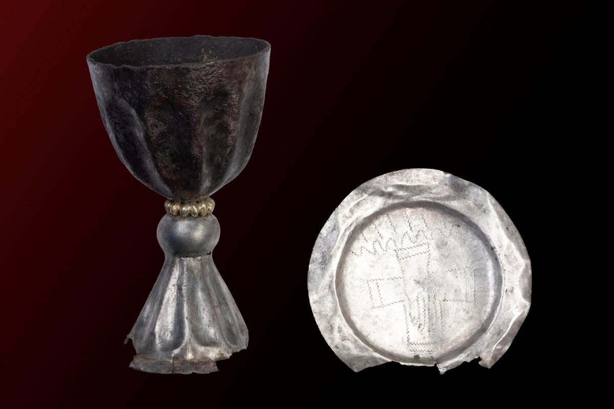 کشف گنجینه ۷۰۰ ساله و سکه‌های نقره در ساحل دریاچه / عکس