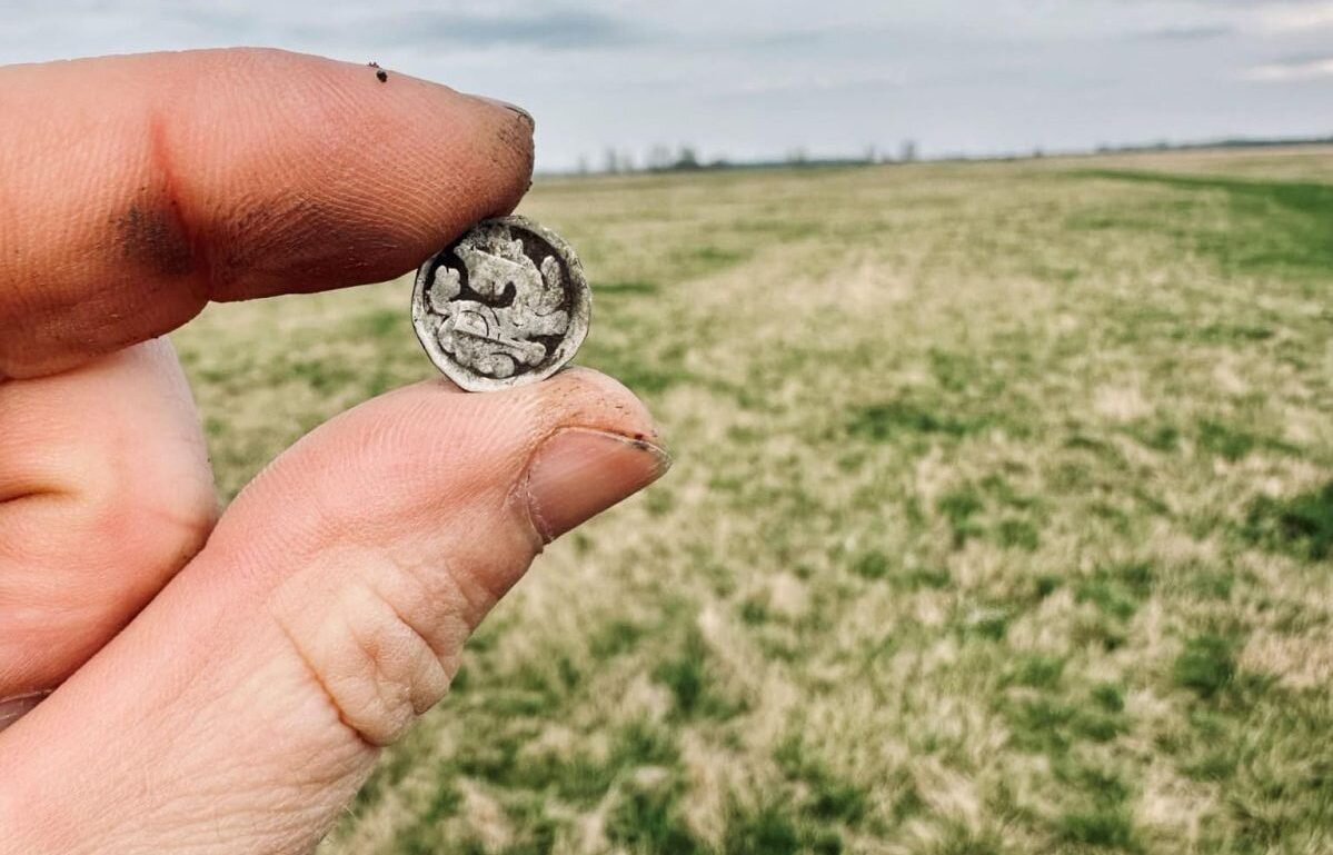 کشف گنجینه ۷۰۰ ساله و سکههای نقره در ساحل دریاچه / عکس 4 کشف گنجینه ۷۰۰ ساله و سکههای نقره در ساحل دریاچه / عکس