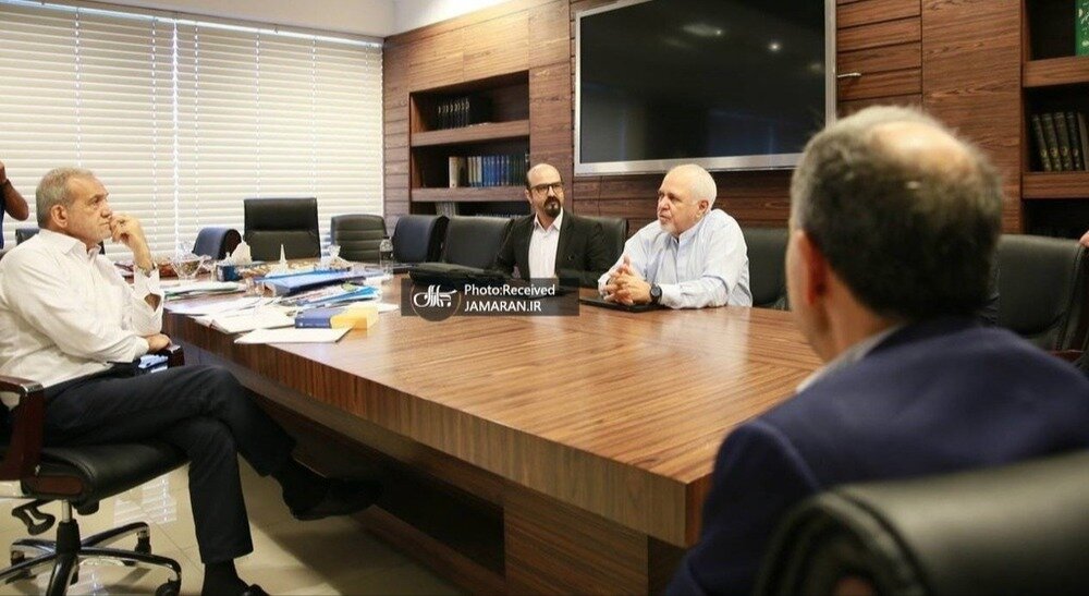 عکس جدید از گپ و گفت ظریف با پزشکیان قبل از میزگرد سیاسی تلویزیون 2