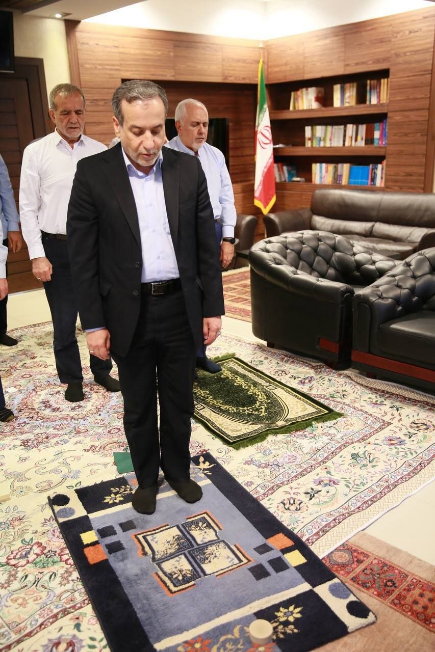 ظریف و پزشکیان به عراقچی اقتدا کردند /نماز پیش از میزگرد سیاسی +عکس