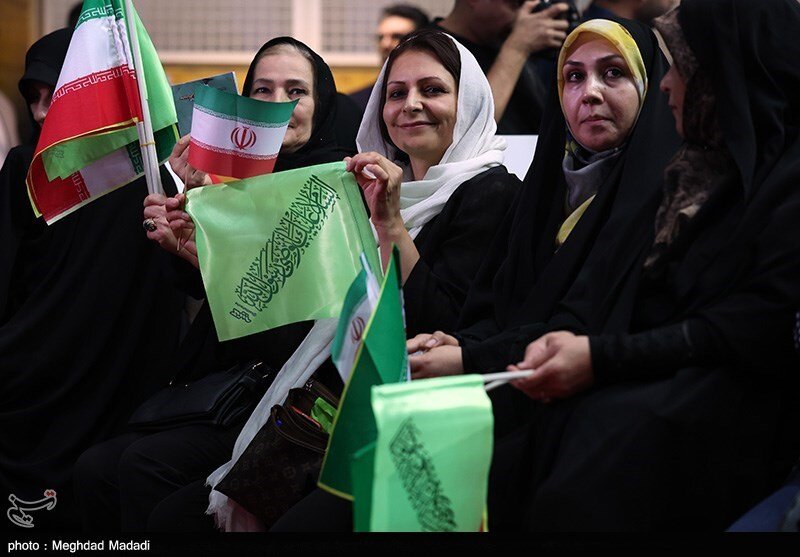 عکسی از تیپ و پوشش متفاوت قالیباف بعد از مناظره اول