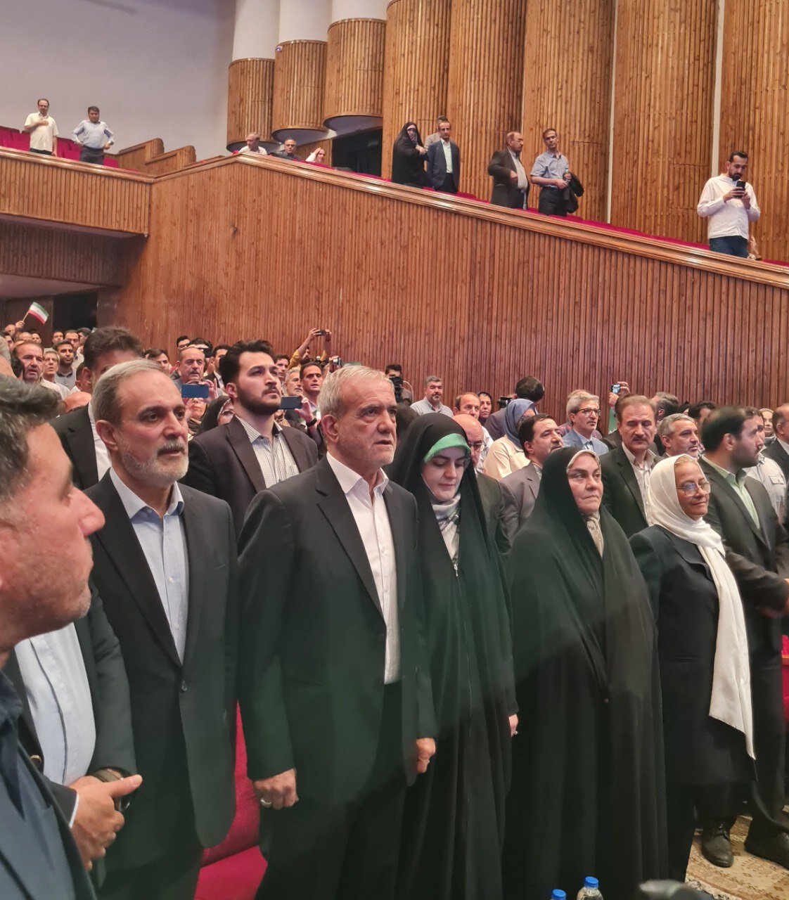 عکسی از مسعود پزشکیان و دخترش در یک همایش بزرگ