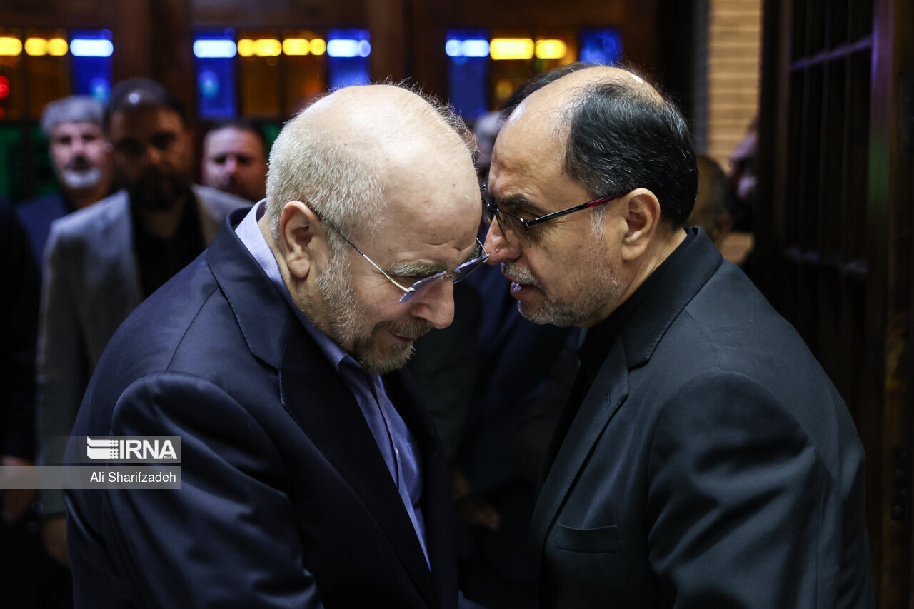 عکس | حرفهای در گوشی حقانیان و قالیباف در یک مراسم