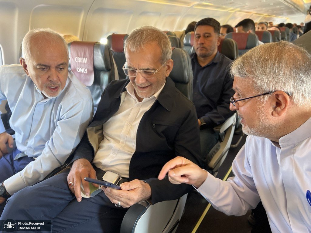 عکس پربازدید از پزشکیان و ظریف در هواپیما