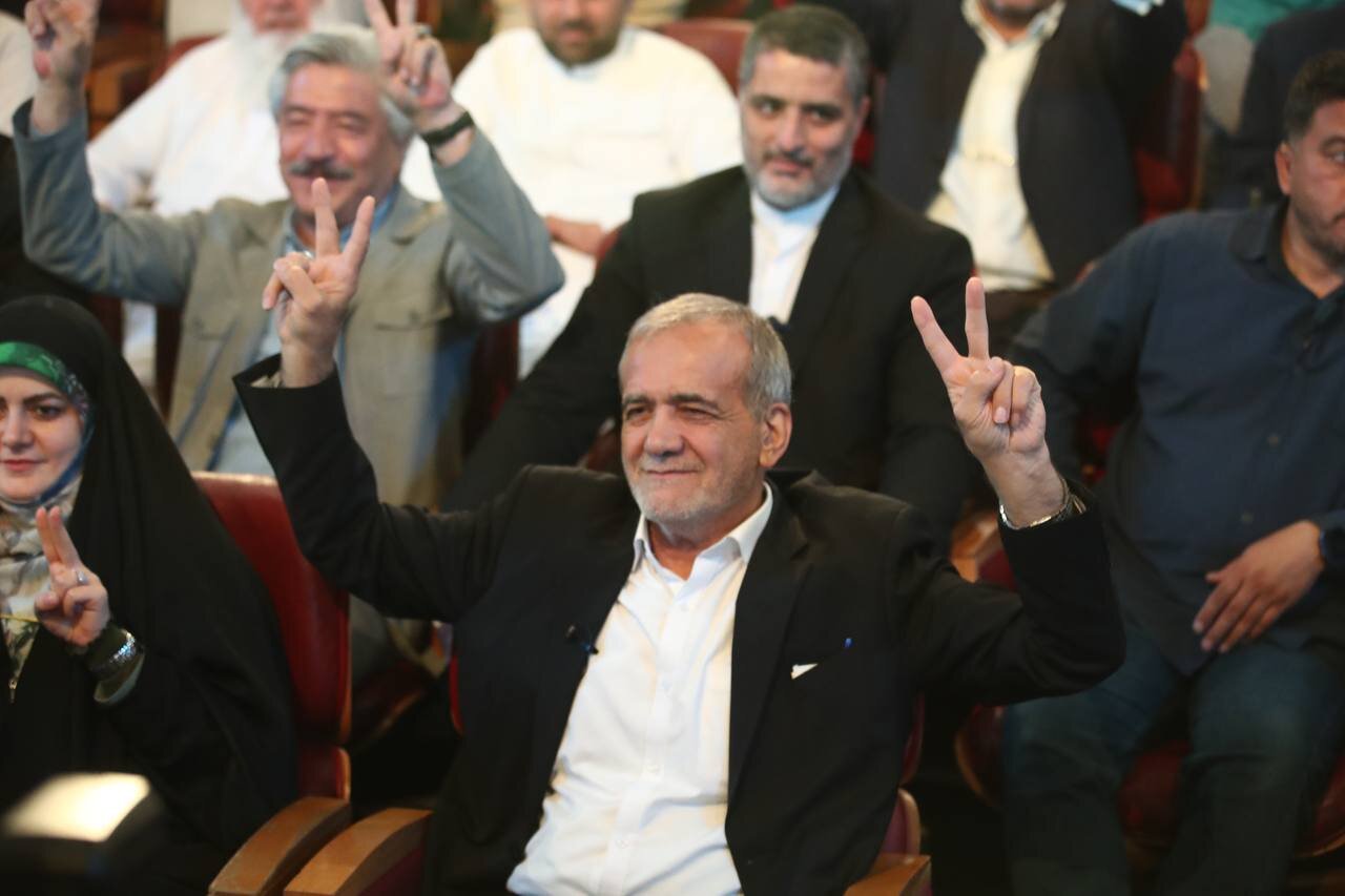 اولین تصویر از پزشکیان و ظریف بعد از میزگرد پر تنش در صداوسیما /آقای کاندیدا ژست پیروزی گرفت /آخوندی هم بود
