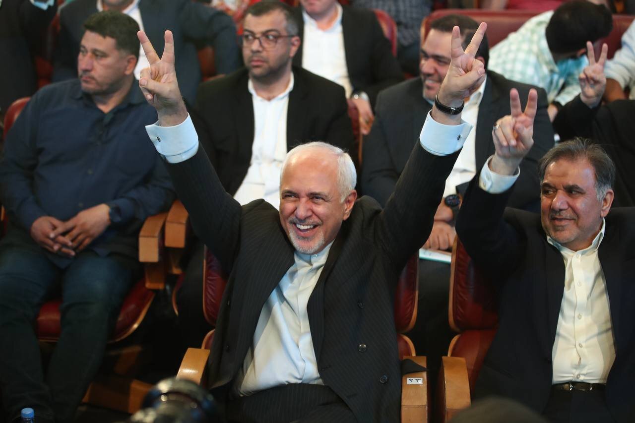 اولین تصویر از پزشکیان و ظریف بعد از میزگرد پر تنش در صداوسیما /آقای کاندیدا ژست پیروزی گرفت /آخوندی هم بود