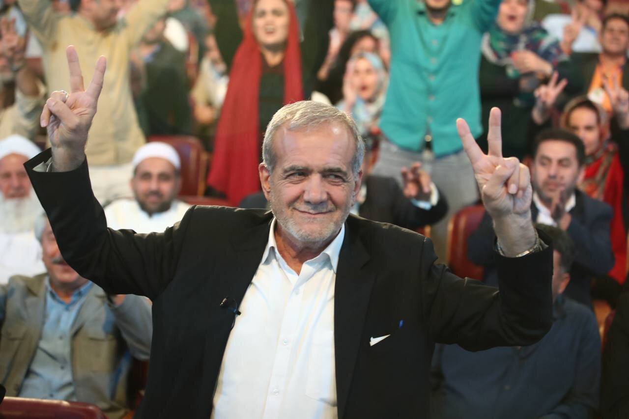 اولین تصویر از پزشکیان و ظریف بعد از میزگرد پر تنش در صداوسیما /آقای کاندیدا ژست پیروزی گرفت /آخوندی هم بود