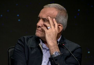 عکسی از پزشکیان درحال ساخت خانه بهداشت  عکسی از پزشکیان درحال ساخت خانه بهداشت