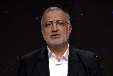 عکس | تکرار تاریخ؛ اقدام مشابه زاکانی با محمود احمدی‌نژاد در مناظره