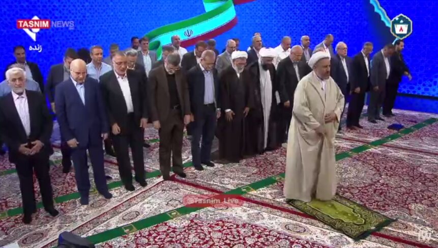 تصاویری از ۶ کاندیدای انتخابات در صف نماز جماعت، قبل از مناظره دوم