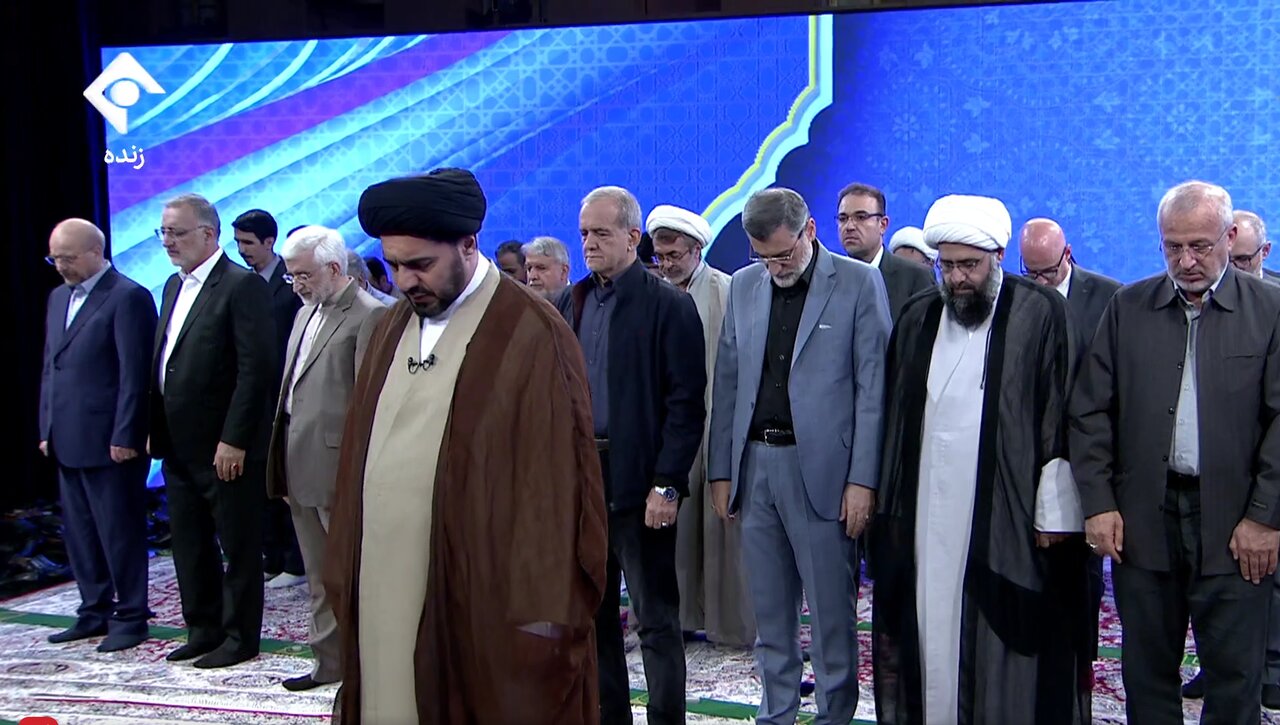 تصاویری از ۶ کاندیدای انتخابات در صف نماز جماعت، قبل از مناظره سوم