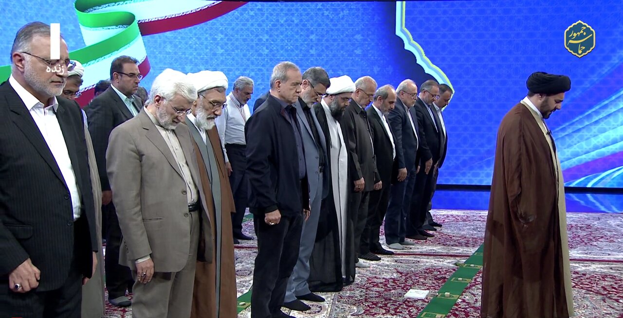 تصاویری از ۶ کاندیدای انتخابات در صف نماز جماعت، قبل از مناظره سوم