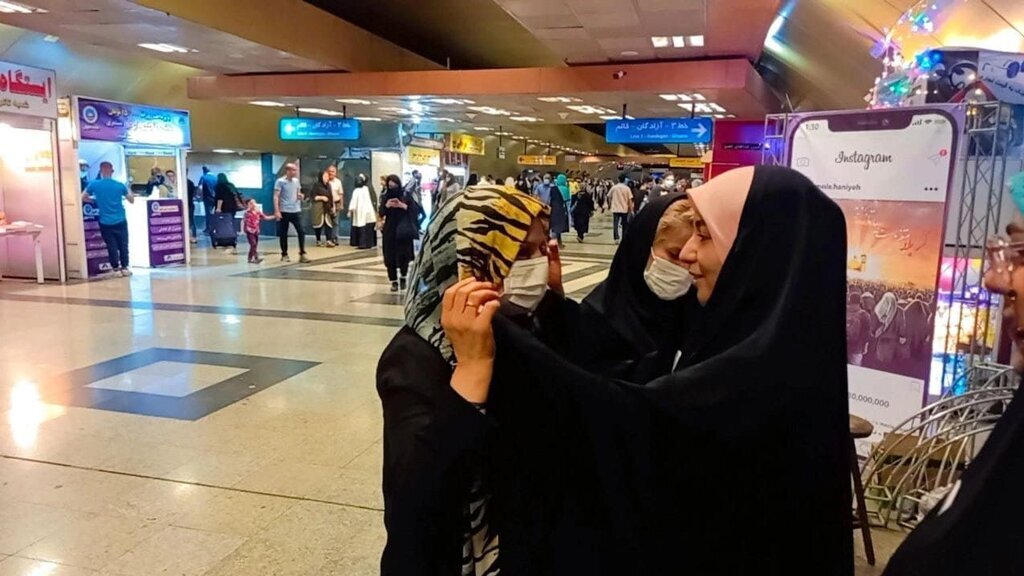 عکسی از حجاب‌بانان مترو که زاکانی باید ببیند