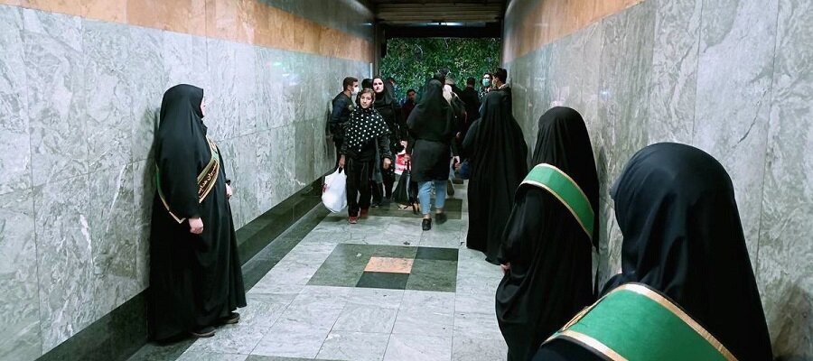عکسی از حجاب‌بانان مترو که زاکانی باید ببیند
