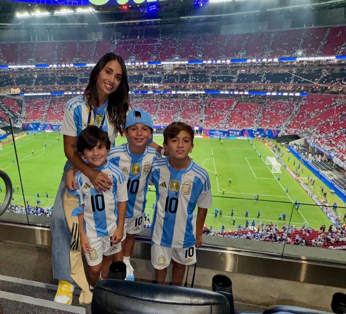 عکس | همسر و فرزندان مسی با لباس شماره ۱۰ در کوپا