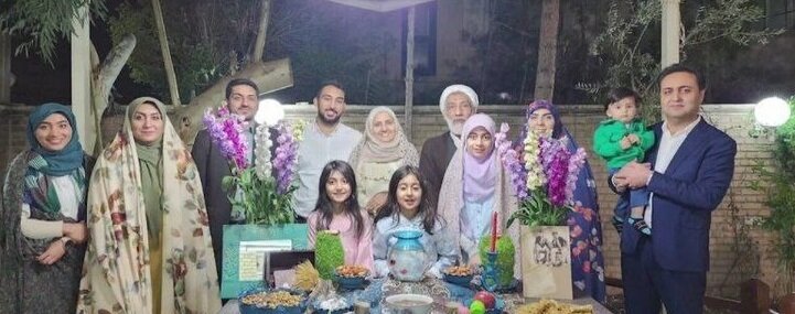 عکس خانوادگی مصطفی پورمحمدی در کنار همسر، دختران، نوه ها، پسر و دامادها 2