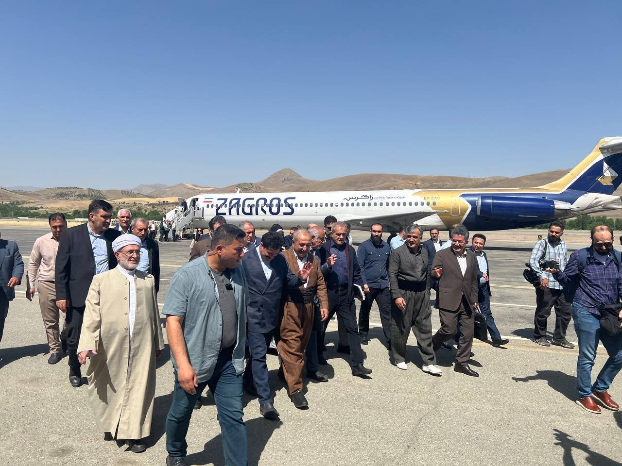 تصاویری از استقبال ویژه مردم سنندج از پزشکیان در فرودگاه