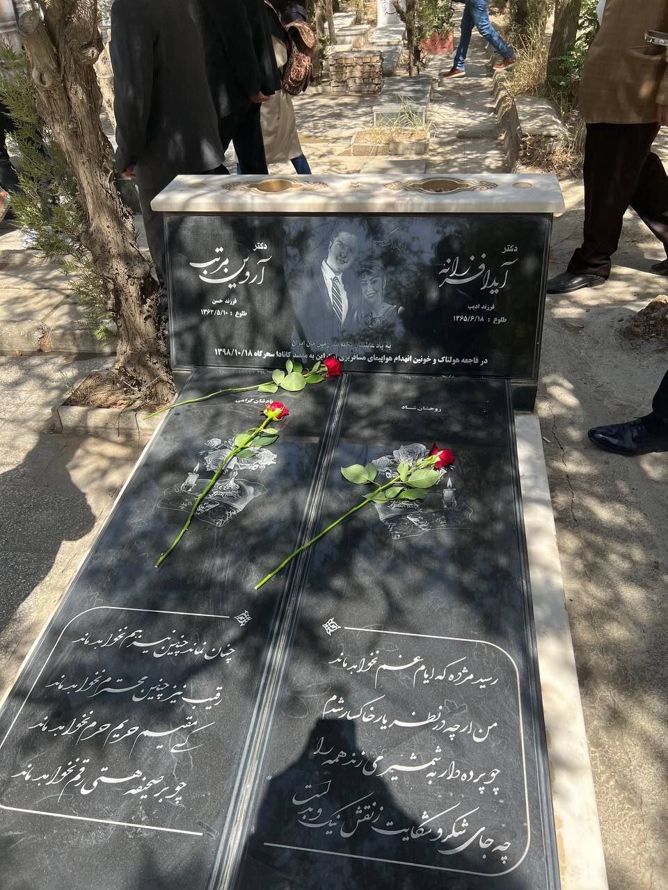 عکسی از مسعود پزشکیان بر سر مزار زوج سنندجی پرواز هواپیمای اوکراین