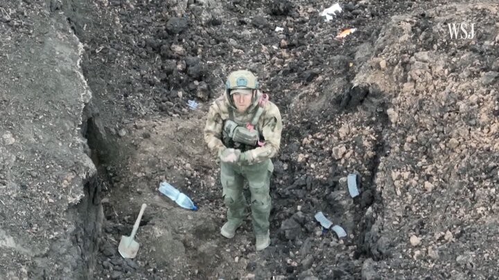 ببینید | لحظه دلخراش کشتن یک سرباز روسی توسط هم‏‌قطارش پس از مجروحیت با مین اوکراینی!