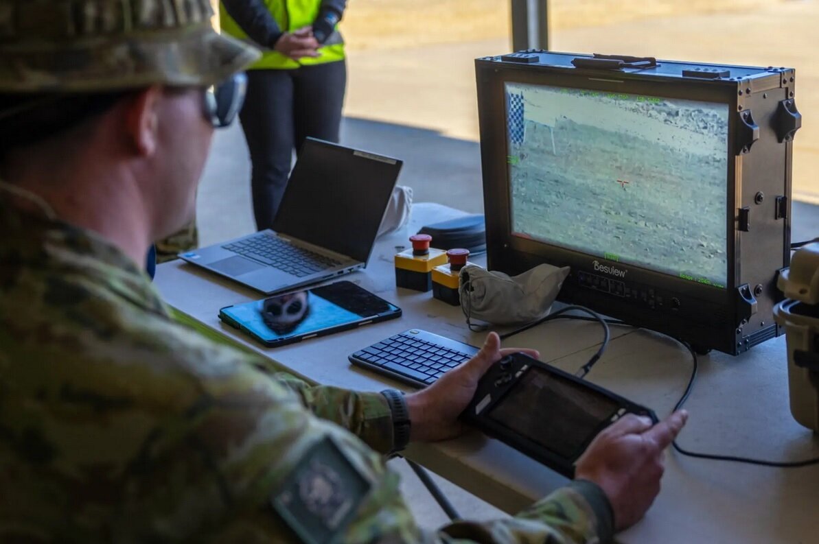 رونمایی از سلاح چمدانی پهپادکش / عکس