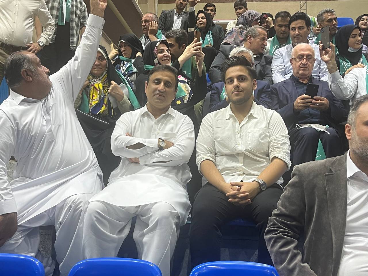 تصویری از محسن هاشمی با شال‌گردن برای ایران در همایش پزشکیان/ نماینده ردصلاحیت شده مجلس هم بود