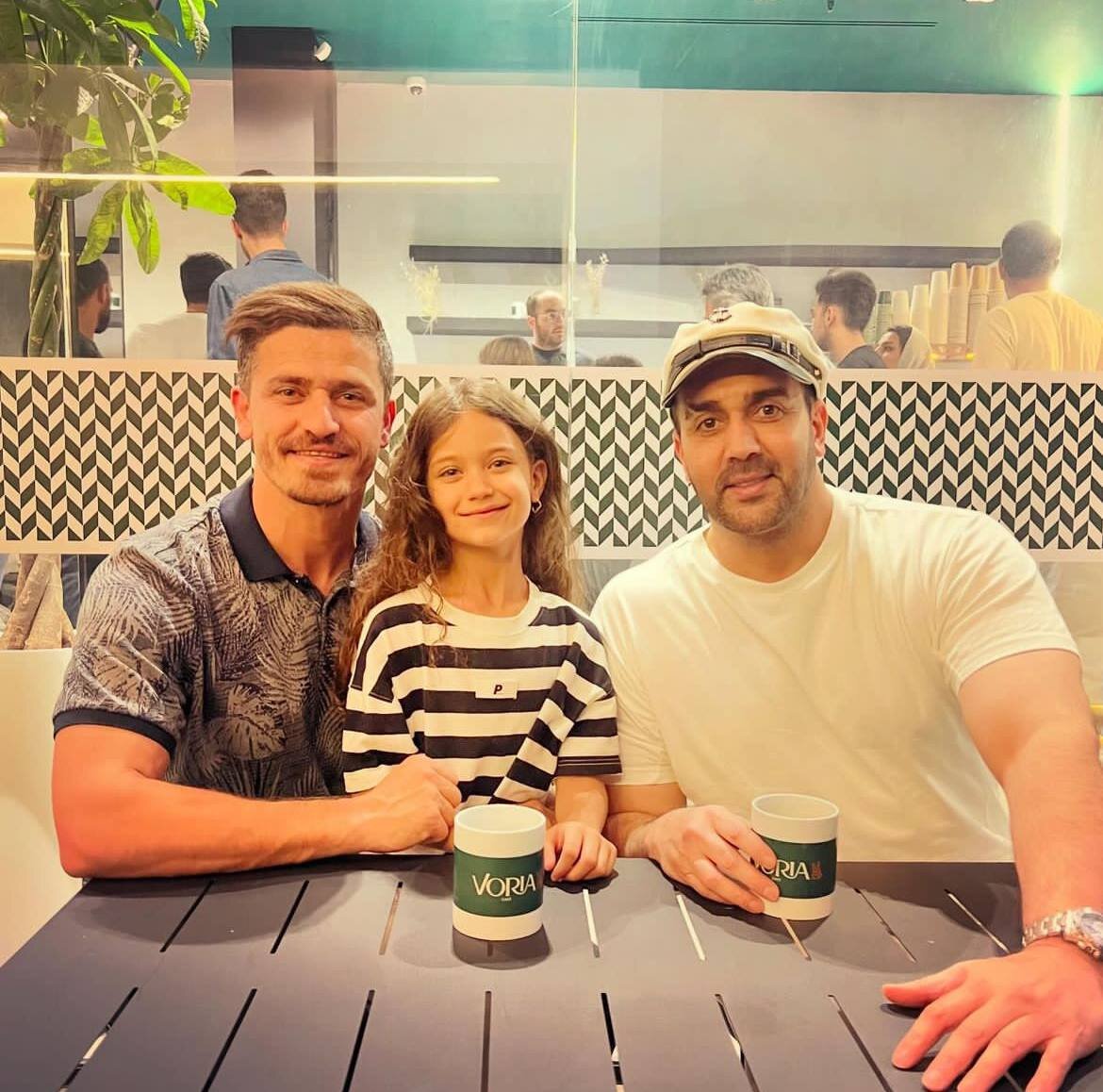 عکس | ملاقات بازیگر استقلالی با وریا غفوری و دخترش