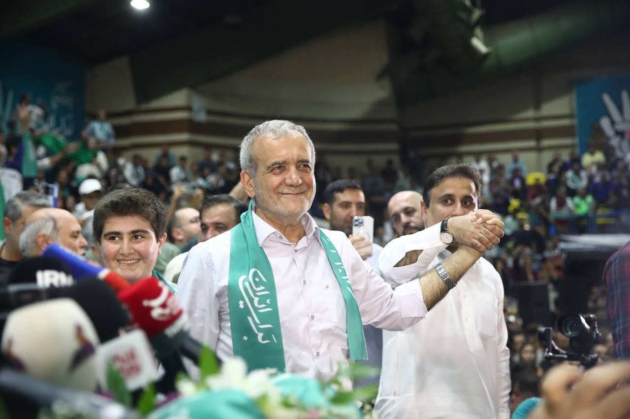 تصاویری از مسعود پزشکیان در همایش حامیانش در تهران/ شعار برای پزشکیان و خاتمی در ورزشگاه شهید شیرودی