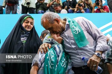 بوسه پزشکیان بر پیشانی دختربچه در همایش انتخابانی