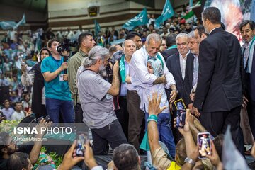 بوسه پزشکیان بر پیشانی دختربچه در همایش انتخابانی