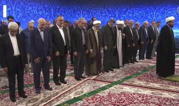 تصویری از نماز خواندن ۶ کاندیدای ریاست جمهوری قبل از مناظره چهارم تصویری از نماز خواندن ۶ کاندیدای ریاست جمهوری قبل از مناظره چهارم