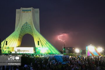 تصویری از رعدوبرق در میدان آزادی