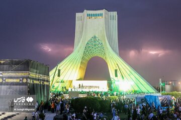 تصویری از رعدوبرق در میدان آزادی