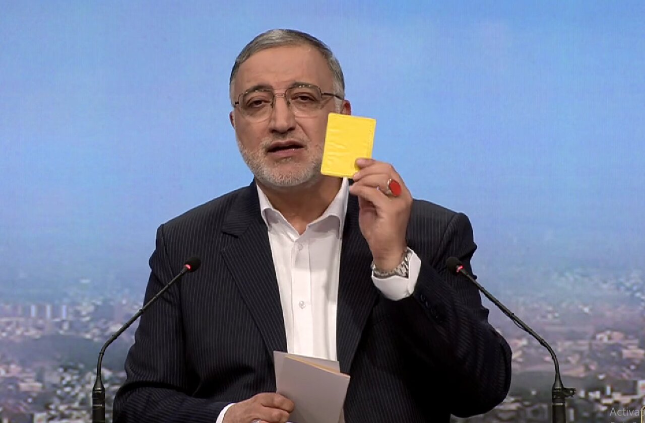 عکسی از علیرضا زاکانی با کارت های قرمز و زرد /مناظره فضای فوتبالی گرفت