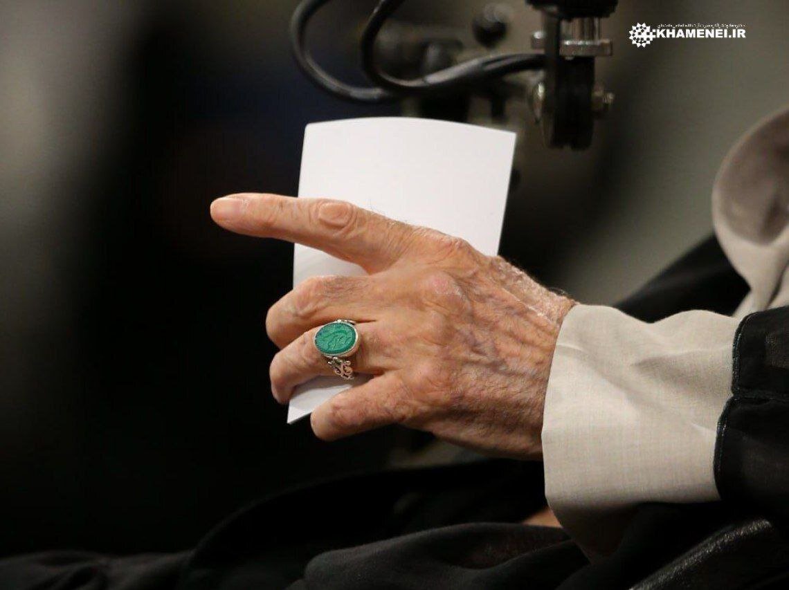 عکس | یا حیدر کرار؛ نقش انگشتری رهبر انقلاب در سخنرانی روز عید غدیر در آستانه انتخابات