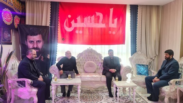 تصویری از محمد مخبر در منزل شهید سردار موسوی